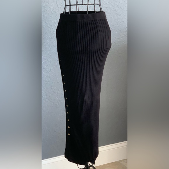 New long skirt with adjustable height slit - Picture 3 of 4